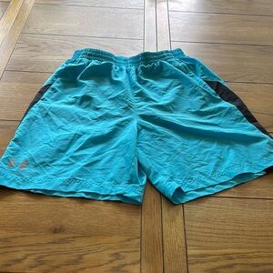 Mens Under Armour fitted heat gear shorts size Med